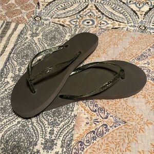 Size 9 NWt Aeropostale’s gray flip flops with glittered strap